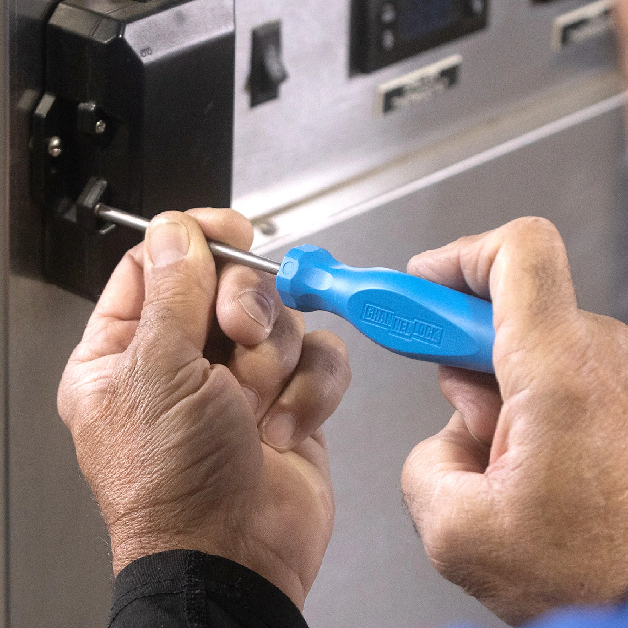 PHILLIPS #1 x 4-inch Professional Screwdriver (P104H) - Image 5